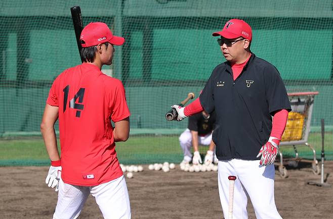 이범호 KIA 타이거즈 감독(오른쪽)이 김규성의 타격을 지도하고 있다. 사진제공=KIA 타이거즈