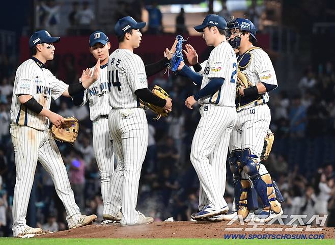 24일 창원 NC파크에서 열린 KBO리그 NC와 LG의 경기. NC가 LG에 승리했다. 경기 종료 후 승리의 기쁨을 나누고 있는 NC 선수들. 창원=송정헌 기자songs@sportschosun.com/2025.09.24/