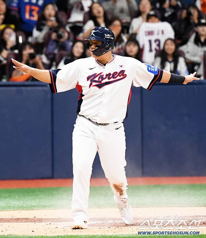 2025 K-BASEBALL SERIES 대한민국과 체코의 평가전이 8일 고척스카이돔에서 열렸다. 2회말 1사 3루 최재훈 희생타 때 3루 주자 한동희가 태그업 후 홈을 파고들고 있다. 고척=박재만 기자 pjm@sportschosun.com/2025.11.08/