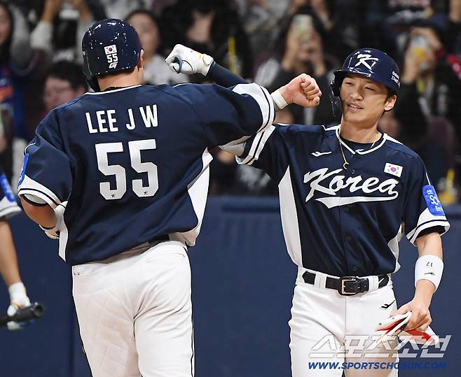 9일 서울 고척스카이돔에서 열린 한국과 체코의 야구대표팀 평가전. 9회초 무사 1루 이재원이 투런포를 친 후 박해민의 환영을 받고 있다. 고척=정재근 기자 cjg@sportschosun.com/2025.11.9/