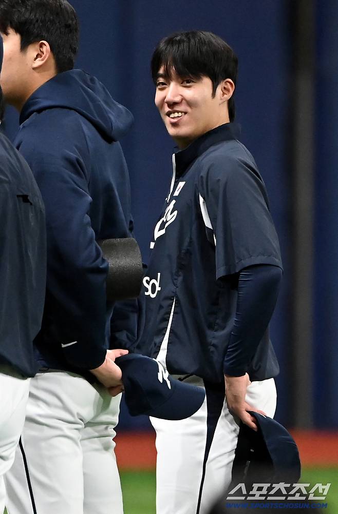 대한민국 야구대표팀이 11일 고척스카이돔에서 훈련을 가졌다. 원태인이 훈련에 앞서 미팅을 갖고 있다. 고척=허상욱 기자wook@sportschosun.com/2025.11.11/