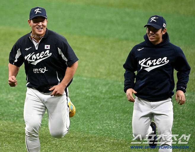 대한민국 야구대표팀이 11일 고척스카이돔에서 훈련을 가졌다.안현민과 김성윤이 워밍업을 하고 있다. 고척=허상욱 기자wook@sportschosun.com/2025.11.11/
