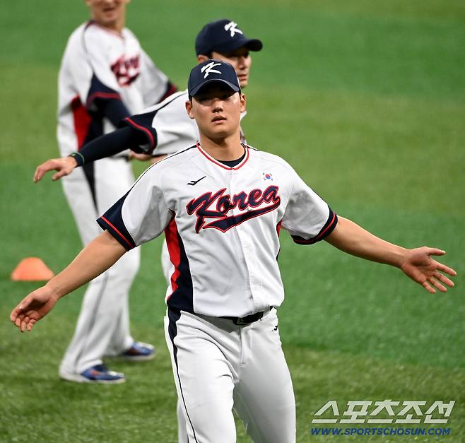 대한민국 야구대표팀이 11일 고척스카이돔에서 훈련을 가졌다. 김주원과 신민재가 워밍업을 하고 있다. 고척=허상욱 기자wook@sportschosun.com/2025.11.11/