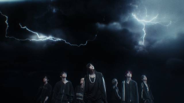 더블 타이틀곡 'SOB'는 묵직한 베이스라인과 하우스 드럼에 중독성 있는 멜로디가 어우러진 트랙이다. 거침없는 자신감과 카리스마를 대담하게 표현했다. 사진은 뮤직비디오 티저. /언코어