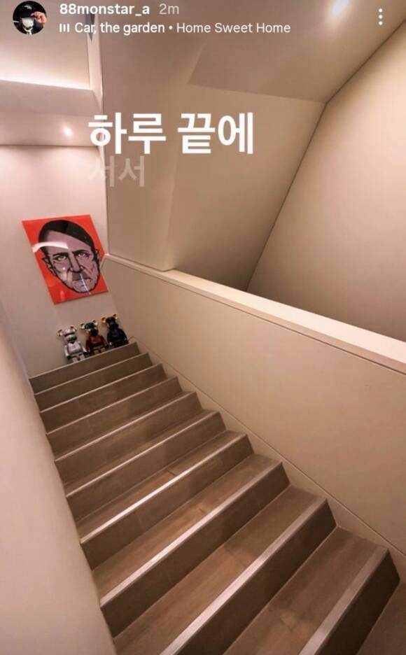 가수 겸 프로듀서 MC몽이 히틀러 사진이 걸린 집 내부 사진을 공개하며 또 한 번 논란을 자처했다. /MC몽 소셜 미디어