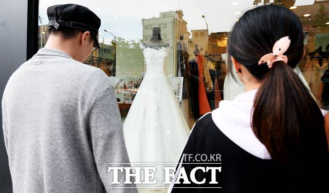12일부터 결혼정보회사와 요가·필라테스 학원, 헬스장 등이 요금과 환불기준을 의무적으로 공개해야 한다./더팩트DB