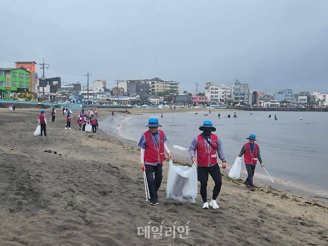 6일 제주시 이호태우 해안가에서 제주시니어클럽 어르신들이 쓰레기를 수거하며 해변 정화 활동을 하고 있다. ⓒ한국노인인력개발