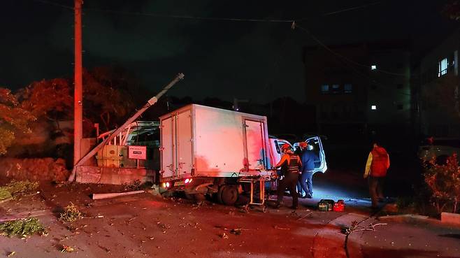 지난 10일 새벽 제주시 오라동에서 발생한 1톤 화물차 추돌사고 (제주도소방안전본부 제공)