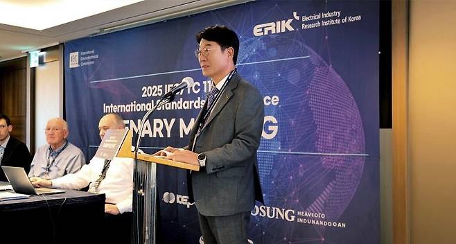 이형주 이사장이 지난 7일 서울 롯데호텔에서 열린 IEC TC112 총회(Plenary Meeting)에서 회의 시작에 앞서 환영사를 하고 있다.