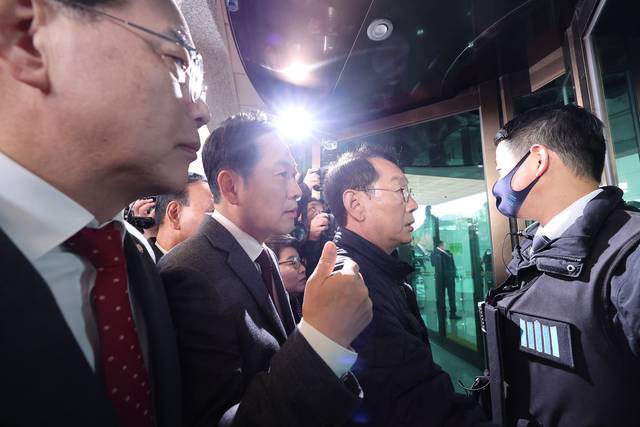 국민의힘 장동혁 당대표와 송언석 원내대표, 김도읍 정책위의장이 11일 서울 서초구 대검찰청 앞에서 검찰의 대장동 개발 비리사건 항소 포기와 관련해 규탄대회를 연 뒤, 노만석 검찰총장 대행의 사퇴를 촉구하며 항의방문을 시도하고 있다.<연합뉴스 사진>