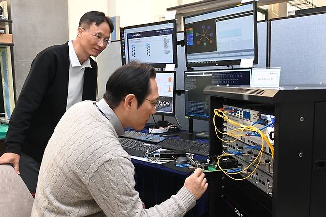 ETRI 연구진이 데이터센터 자원연결(OD) 기술 검증시스템을 시험하고 있다.