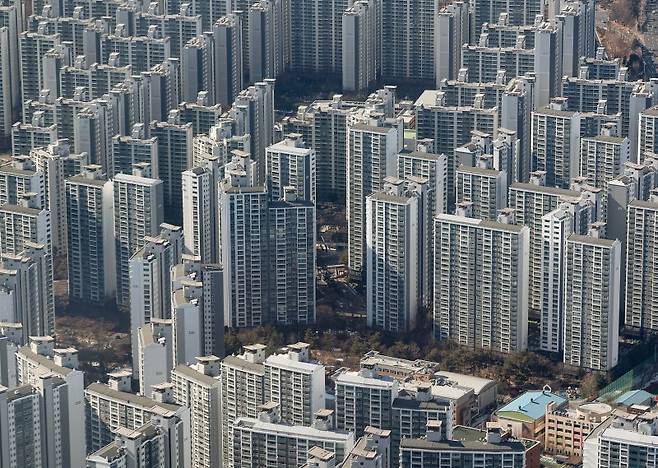 서울 송파구 롯데월드타워 전망대에서 바라본 아파트들의 모습. 사진=연합뉴스