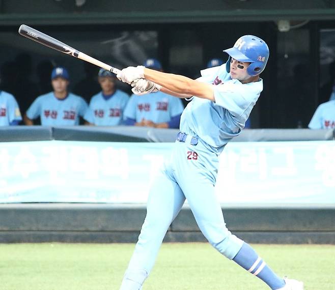 부산고 2학년 하현승의 타격 장면.사진=전상일 기자