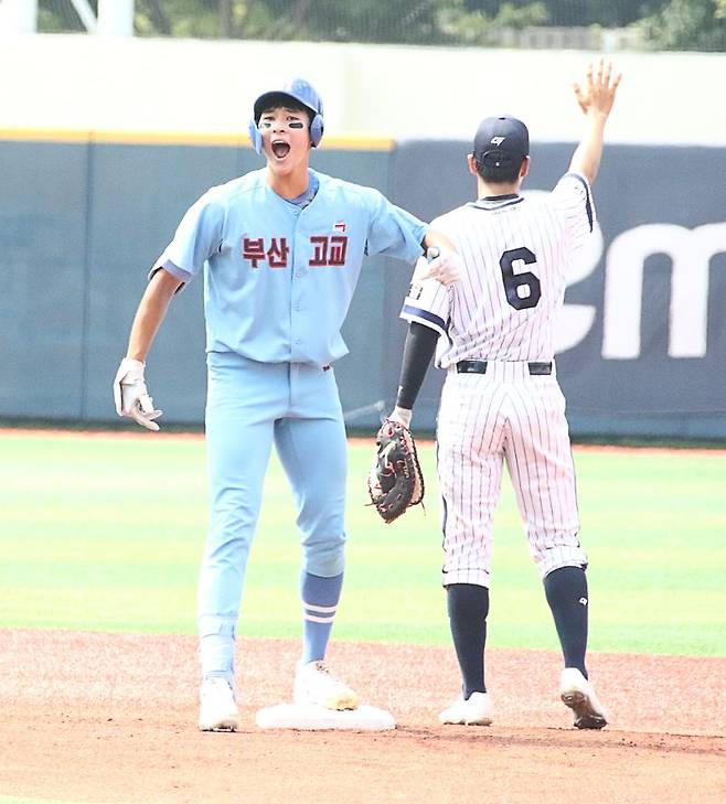 부산고 2학년 하현승이 청룡기에서 2루타를 때려내고 포효하고 있다.사진=전상일 기자