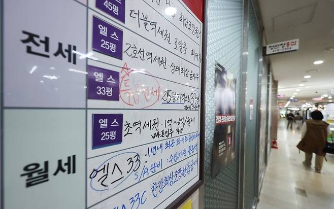 분양가상한제 아파트의 실거주 의무를 3년 동안 유예하는 주택법으로 인해 서울 강남 전세시장에 '3년 임대'가 등장하는 기현상이 나타나고 있다. 강남 중개업소의 전세매물 안내판 뉴시스