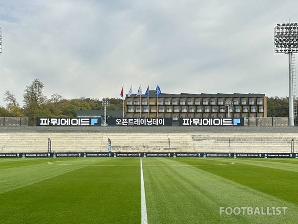 스타디움동 잔디구장. 김진혁 기자