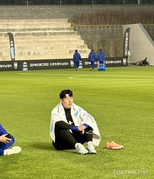 이재성을 기다리는 손흥민. 김진혁 기자