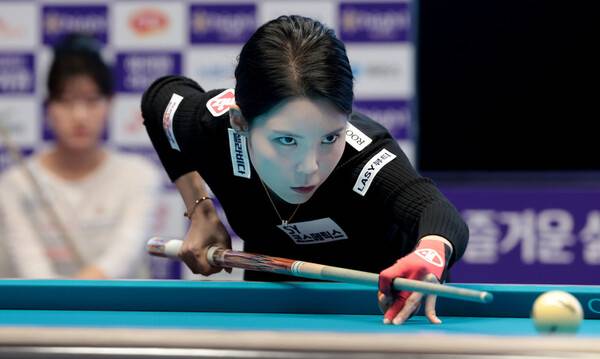 준우승을 차지한 이우경이 10일 열린 여자당구 하이원리조트 챔피언십 결승전에서 집중하고 있다. PBA 제공