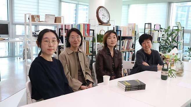 지난달 29일 서울시 금천구 반올림 사무실에서 반도체 직업병 피해자 구술사 기록집 ‘회로를 이탈하다’ 제작에 참여한 기록자들이 인터뷰를 위해 앉아있는 모습. 왼쪽부터 임다윤, 차성덕, 심지안, 김우. 이진희 스튜디오알 활동가 제공