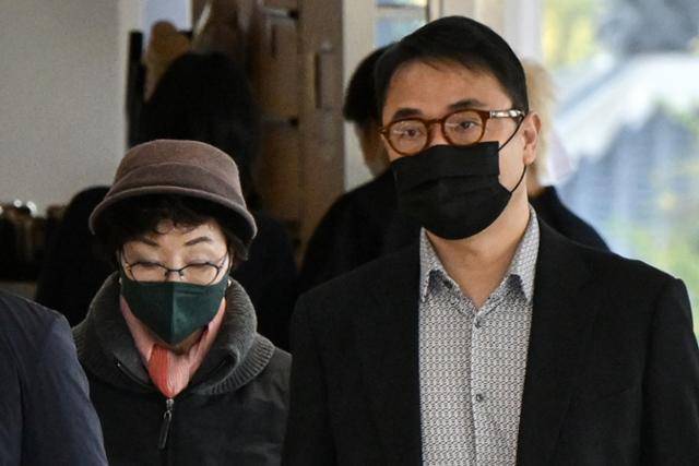 김건희 여사의 모친 최은순(왼쪽)씨와 오빠 김진우씨가 11일 서울 종로구 광화문 KT 빌딩에 마련된 김건희 특검 사무실에 피의자 신분으로 출석하고 있다. 하상윤 기자