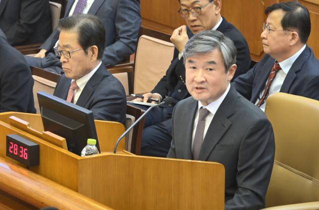 조태용 전 국가정보원장이 2월 13일 서울 종로구 헌법재판소에서 열린 윤석열 전 대통령 탄핵심판 8차 변론기일에 증인으로 출석해 답변하고 있다. 헌법재판소 제공