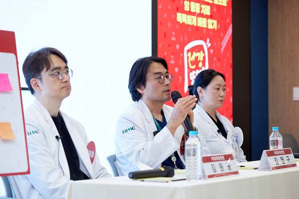 지난 5일 열린 헬스조선 건강콘서트에서 (왼쪽부터)이대목동병원 마취통증의학과 김원중 교수, 신경외과 김영구 교수, 종양내과 조정민 교수가 청중들의 질문에 답하고 있다./사진=신지호 기자