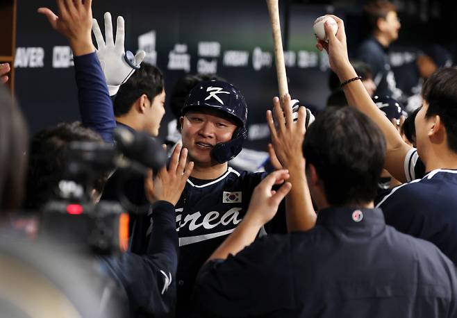 <yonhap photo-3470="">9일 오후 서울 구로구 고척스카이돔에서 열린 '2025 네이버 K-BASEBALL 시리즈' 대한민국과 체코의 평가전. 9회초 무사 1루 이재원이 투런홈런을 쏘아올린 뒤 더그아웃에서 팀원들에게 축하를 받고 있다. 2025.11.9 [연합뉴스]</yonhap>