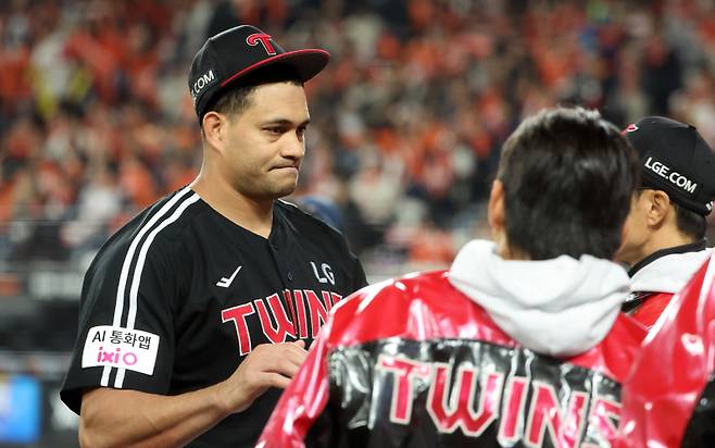 <yonhap photo-5892="">(대전=연합뉴스) 김준범 기자 = 30일 대전한화생명볼파크에서 열린 2025 프로야구 KBO리그 포스트시즌 한국시리즈 4차전 LG 트윈스와 한화 이글스의 경기. 3회말 수비를 마친 LG 치리노스가 마운드를 내려오고 있다. 2025.10.30 psykims@yna.co.kr/2025-10-30 19:26:49/ <저작권자 ⓒ 1980-2025 ㈜연합뉴스. 무단 전재 재배포 금지, AI 학습 및 활용 금지></yonhap>