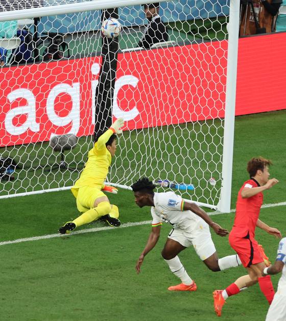 추가골 넣는 가나 쿠두스 (알라이얀=연합뉴스) 김주성 기자 = 28일 오후(현지시간) 카타르 알라이얀의 에듀케이션 시티 스타디움에서 열린 2022 카타르 월드컵 조별리그 H조 2차전 대한민국과 가나의 경기. 가나 쿠두스(가운데)가 추가골을 넣고 있다. 2022.11.28 utzza@yna.co.kr (끝) 〈저작권자(c) 연합뉴스, 무단 전재-재배포 금지〉