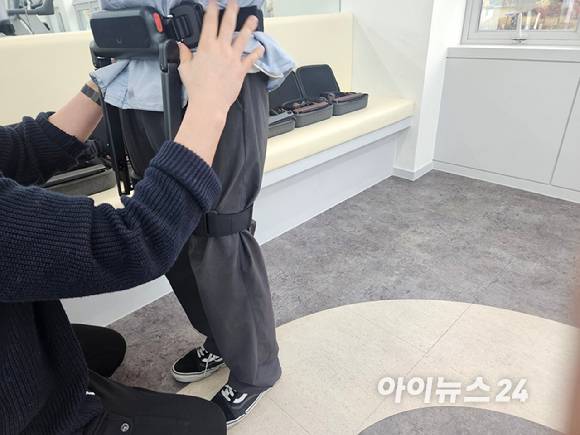 전문 트레이너가 '윔 S'를 착용해주고 있는 모습 [사진=설재윤 기자]