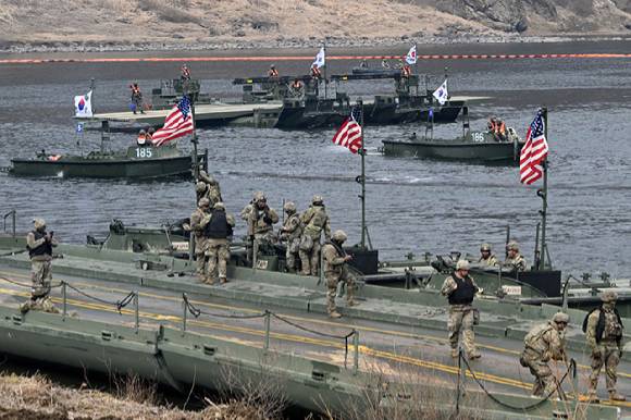 경기 연천군 임진강 일대 석은소 훈련장에서 열린 한미 연합 제병협동 도하훈련에서 부교와 문교를 활용해 연합부교를 결합하고 있다.  2025년 전반기 한미 연합연습의 일환으로 실시된 이번 훈련에는 국군 5·7공병여단과 미2사단, 한미연합사단 등 총 600여 명의 장병이 참가했다. [사진=사진공동취재단]