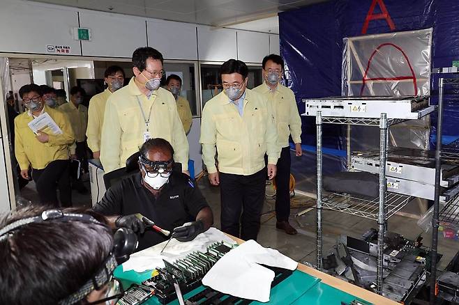 윤호중 행정안전부 장관이 대전 유성구 국가정보자원관리원 본원을 방문해 화재로 서비스가 중단된 행정정보시스템 복구현장을 점검하는 모습 / 출처=행정안전부