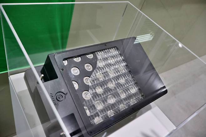 배터리 셀 전체를 화재 감응형 캡슐로 덮는 구조를 지닌 파이어킴ES의 배터리 화재전용 소화시스템 / 출처=IT동아