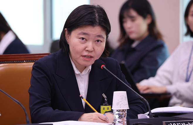 임은정 서울동부지검장이 지난달 23일 국회 법제사법위원회에서 열린 서울고등검찰청·서울중앙지방검찰청 등에 대한 국정감사에 출석해 의원 질의에 답변하고 있다. 임현동 기자
