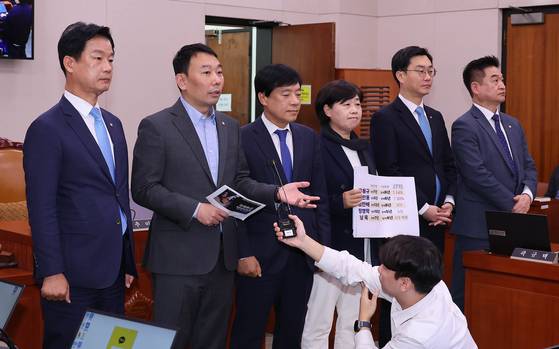 더불어민주당 법제사법위원회 김용민 간사와 의원, 무소속 최혁진 의원이 11일 오후 국회 법제사법위원회 전체회의장에서 이날 열린 전체회의에 대한 입장을 밝히고 있다. 임현동 기자