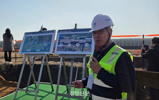 김현기 한국종합기술 건설사업관리단장이 지난 6일 공사 현장을 찾은 기자들에게 울릉공항 건설 공정을 설명하고 있다.