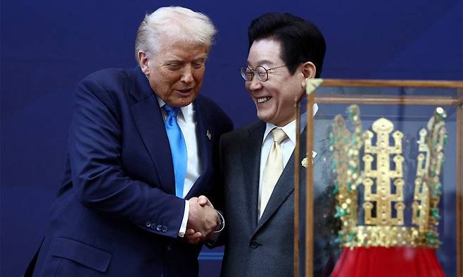 이재명 대통령은 도널드 트럼프 미국 대통령에게 ‘피스메이커(peace maker)’ 역할을 맡아달라며, 한국은 ‘페이스메이커(pacemaker)’ 역할을 하겠다고 말했다. 사진은 이재명 대통령이 10월29일 경북 경주 국립경주박물관에서 열린 한·미 정상회담에 앞서 도널드 트럼프 미국 대통령에게 특별 제작된 천마총 금관 모형을 선물한 뒤 악수하고 있는 모습이다. / 경주=로이터 연합뉴스