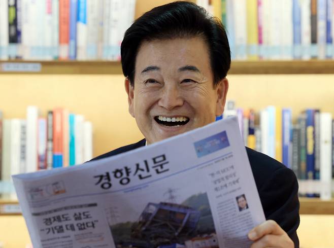 정동영 통일부 장관은 “한강의 기적을 이룬 대한민국의 존재가 북으로서는 기회 요인”이라며 “김정은 위원장이 꿈꾼 경제특구 개발을 남북 협력으로 되살리는 게 꿈”이라고 말했다. 사진은 정 장관이 7일 서울 여의도 국회 의원회관에서 경향신문과 인터뷰를 하며 신문을 든 채 환히 웃고 있는 모습이다. /서성일 선임기자