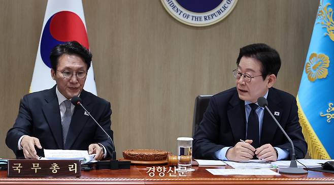 이재명 대통령이 11일 용산 대통령실에서 주재한 무회의에서 김민석 국무총리에게 질문하고 있다. 대통령실사진기자단