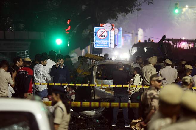 10일(현지시간) 인도 수도 뉴델리에 있는 레드포트 인근 교차로에서 차량 폭발이 발생해 최소 8명이 숨지고 20명이 다쳤다. 경찰은 계획된 테러 가능성이 높다고 보고 있다. EPA연합뉴스