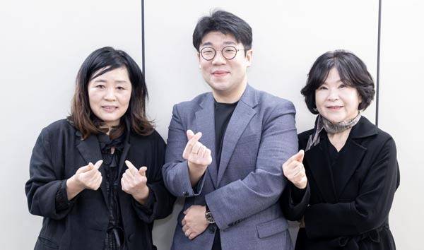 제25회 최계락문학상 수상자인 손음 시인(일반문학 부문), 명수현 부산대 국어교육과 강사(연구), 김현숙 동시인(아동문학)이 지난 9일 국제신문에서 함께 자리한 가운데 손가락 하트를 그리며 기쁨을 표현하고 있다. 이원준 기자