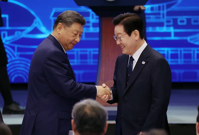President Lee Jae Myung (right) and Chinese President Xi Jinping shake hands during a state banquet held at Sono Calm in Gyeongju, North Gyeongsang Province, on Nov. 1. (Yonhap)