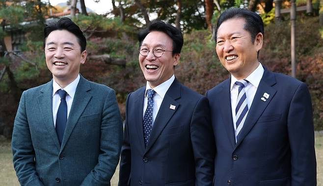 Prime Minister Kim Min-seok, center, smiles with presidential chief of staff Kang Hoon-sik, left, and Democratic Party chief Jung Cheong-rae during a high-level policy meeting at the prime minister’s residence in Jongno District, Seoul, on Nov. 9. [YONHAP]