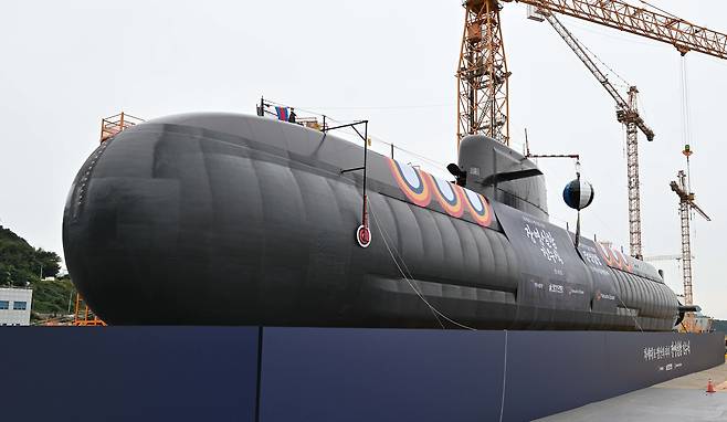 The ROKS Jang Yeong-sil, the first 3,600-ton submarine of the Jang Bogo-III Batch-II class, is on display at Hanwha Ocean’s Geoje shipyard in Geoje, South Gyeongsang on Oct. 21. [NEWS1]