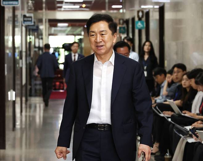 Rep. Kim Gi-hyeon of the People Power Party moves to attend a meeting with senior lawmakers serving four or more terms at the National Assembly on June 18. He served as the party’s chair in 2023. [YONHAP]