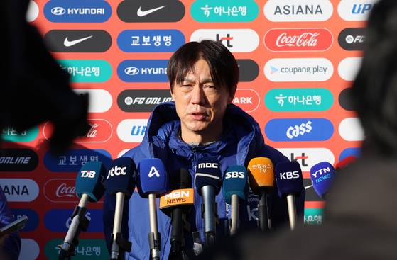 Hong Myung-bo, Korean national team manager, speaks to reporters at Cheonan Football Center in Cheonan, South Chungcheong on Nov. 10. [YONHAP]