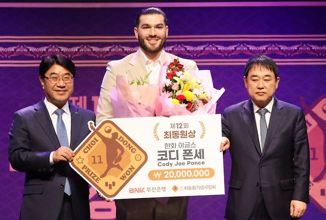 코디 폰세가 11일 오후 2시 부산광역시 남구 부산은행 본점 2층 대강당에서 열린 ‘제12회 BNK 최동원상’ 시상식에 참석해 상을 받고 있다. 연합뉴스