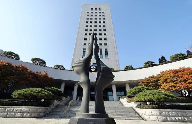 '대장동 항소 포기' 사태를 둘러싸고 검찰 내부에서 노만석 검찰총장 직무대행의 책임론이 확산하고 있는 11일 서울 서초구 대검찰청에 설치된 조형물 '서 있는 눈'의 모습. 연합뉴스