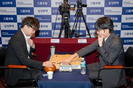 신진서(오른쪽) 9단이 삼성화재배 16강에서 랴오위안허 9단에게 패했다. / 사진=한국기원 제공. 연합뉴스