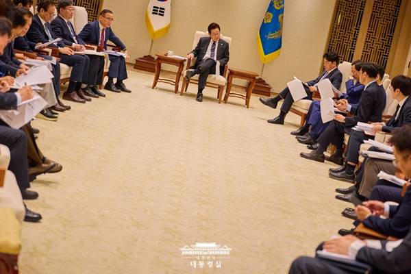 ▲ 지난달 17일 공개된 이재명 대통령과 참모들의 회의 모습. 사진=대통령실